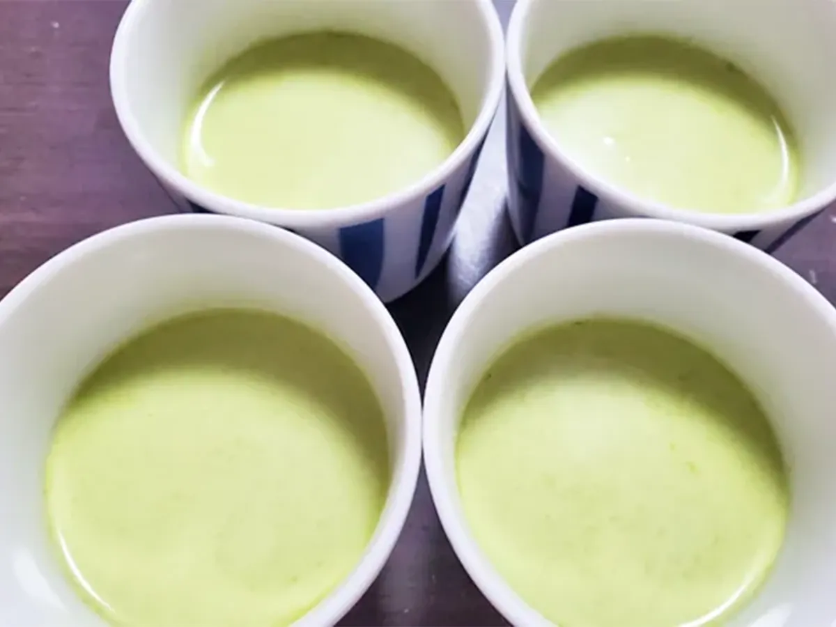 『レンジで簡単！抹茶と白桃のボトルプリン』のプリン液を固める写真（撮影：エニママ）