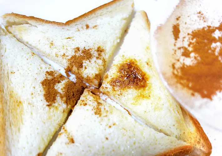 シナモンをふりかける写真（撮影：エニママ）