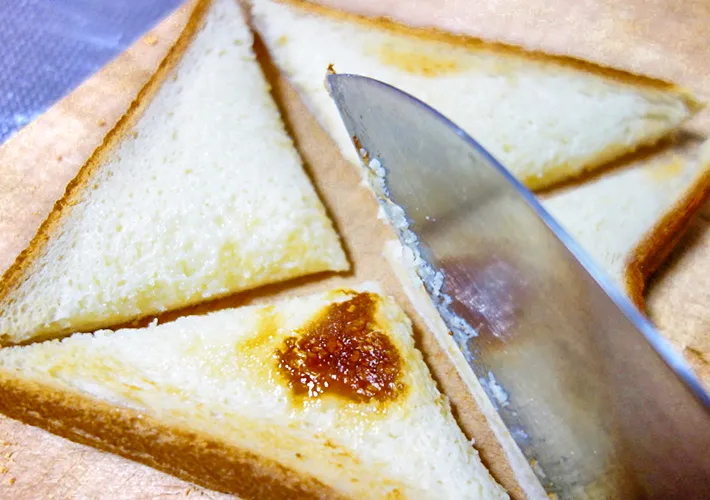 食べやすい大きさにカットする写真（撮影：エニママ）