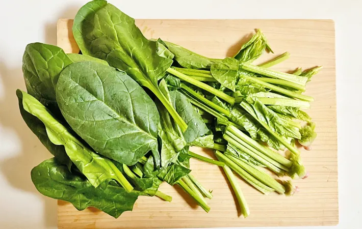 『ほうれん草と豚バラ肉の重ね煮」を作る写真（撮影：エニママ）