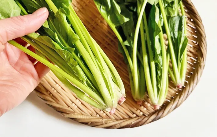 『ほうれん草と豚バラ肉の重ね煮」を作る写真（撮影：エニママ）