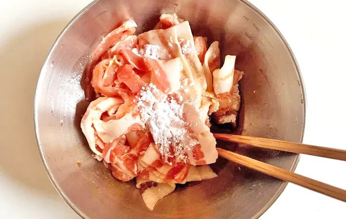 『ほうれん草と豚バラ肉の重ね煮」を作る写真（撮影：エニママ）