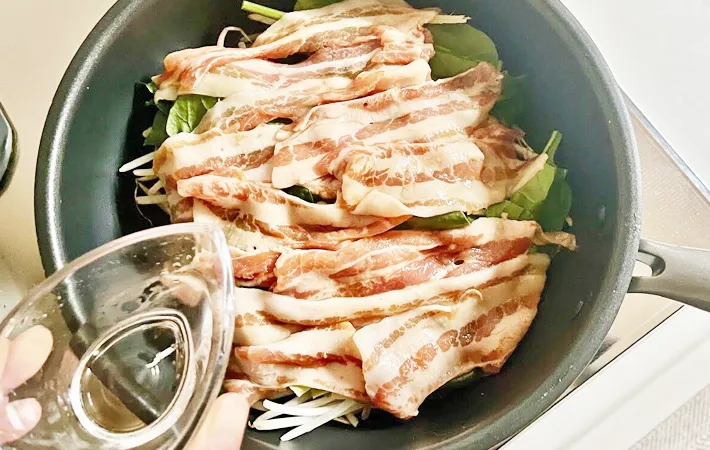 『ほうれん草と豚バラ肉の重ね煮」を作る写真（撮影：エニママ）