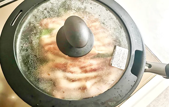 『ほうれん草と豚バラ肉の重ね煮」を作る写真（撮影：エニママ）