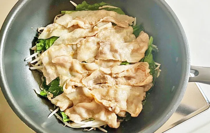 『ほうれん草と豚バラ肉の重ね煮」を作る写真（撮影：エニママ）