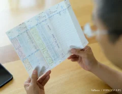 健康診断結果を見る男性の写真