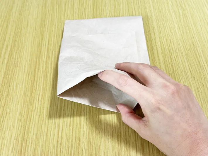 折った緩衝材の下側を開いている画像（撮影：grapeライフハック編集部）