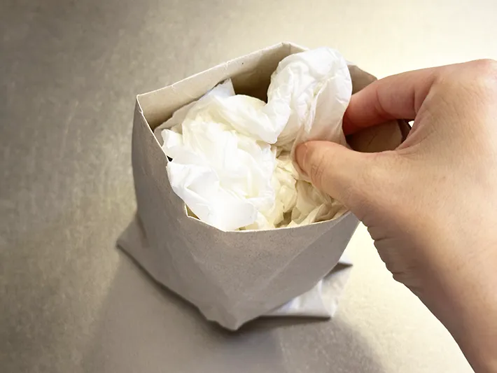 緩衝材で作ったゴミ袋を実際に使っている画像（撮影：grapeライフハック編集部）