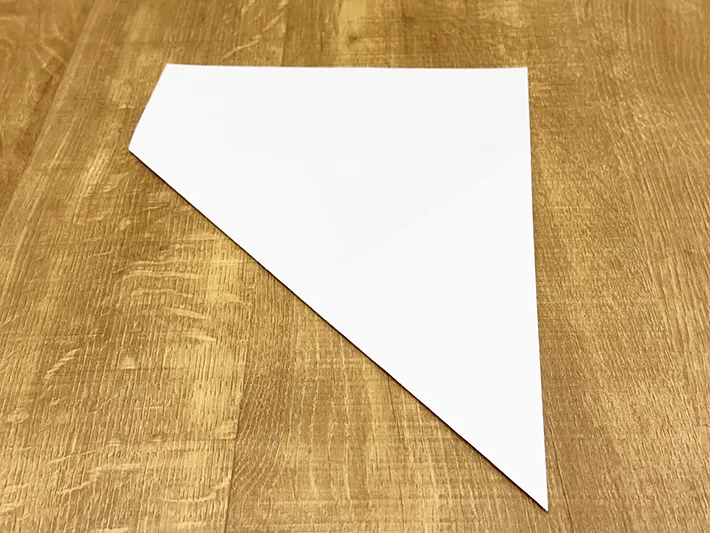 A4用紙を折っている画像（撮影：grapeライフハック編集部）