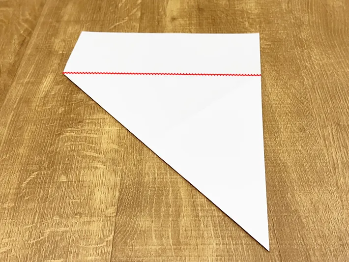 A4用紙で谷折りする部分に線を引いている画像（撮影：grapeライフハック編集部）