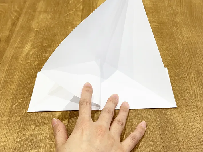 A4用紙を折っている画像（撮影：grapeライフハック編集部）