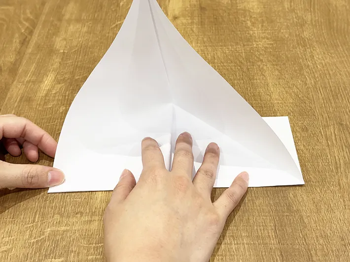 A4用紙を折っている画像（撮影：grapeライフハック編集部）