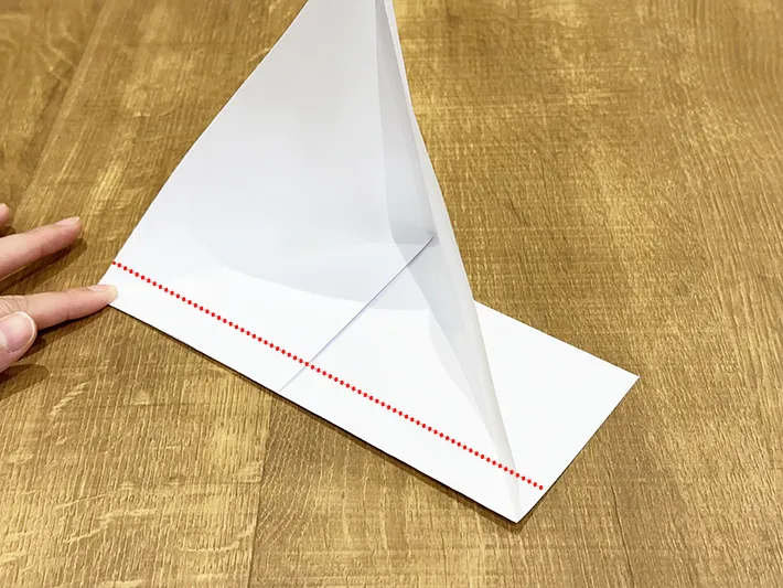 A4用紙で谷折りする場所に線を引いている画像（撮影：grapeライフハック編集部）