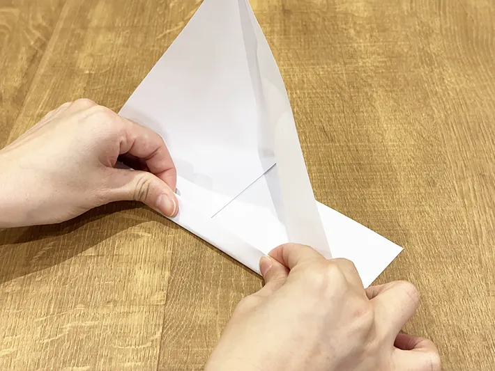 A4用紙を折っている画像（撮影：grapeライフハック編集部）
