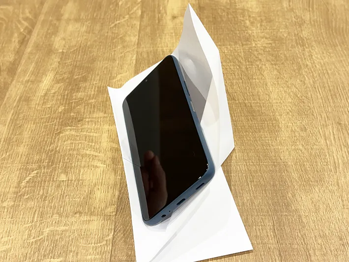 紙で作ったスマホスタンドにスマホを立てた画像（撮影：grapeライフハック編集部）