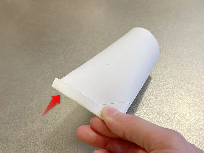 トイレットペーパーの芯を1か所だけ折った画像（撮影：grapeライフハック編集部）