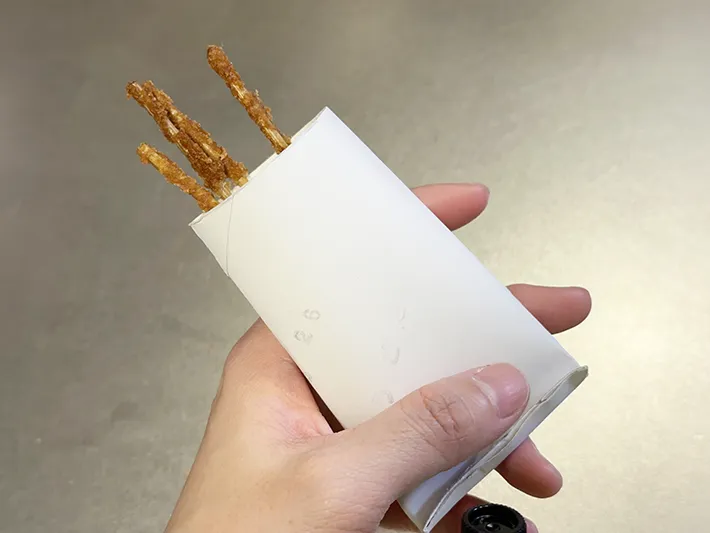 加工したトイレットペーパーの芯に竹串を入れた画像（撮影：grapeライフハック編集部）