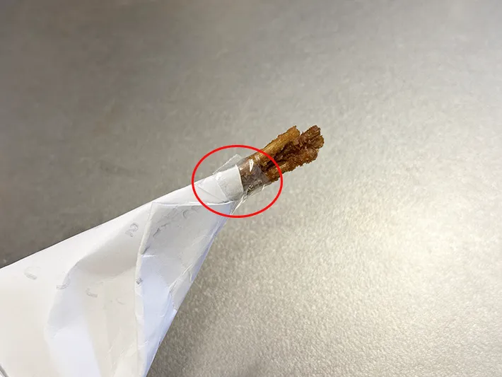 トイレットペーパーの芯に入れた竹串をセロハンテープで固定した画像（撮影：grapeライフハック編集部）