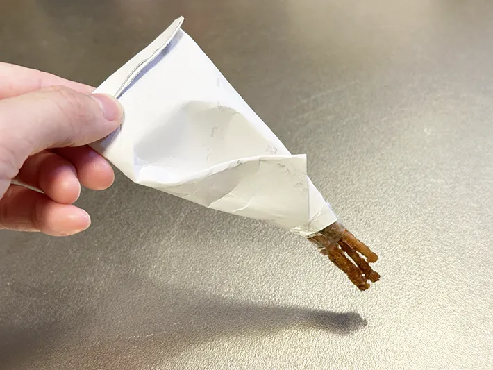 トイレットペーパーの芯に入れた竹串をセロハンテープで固定した画像（撮影：grapeライフハック編集部）