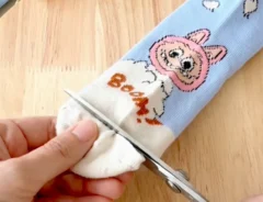 靴下を切る場面の写真