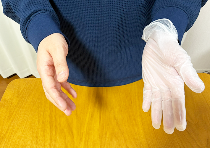手袋をつける人の写真（撮影：grapeライフハック編集部）