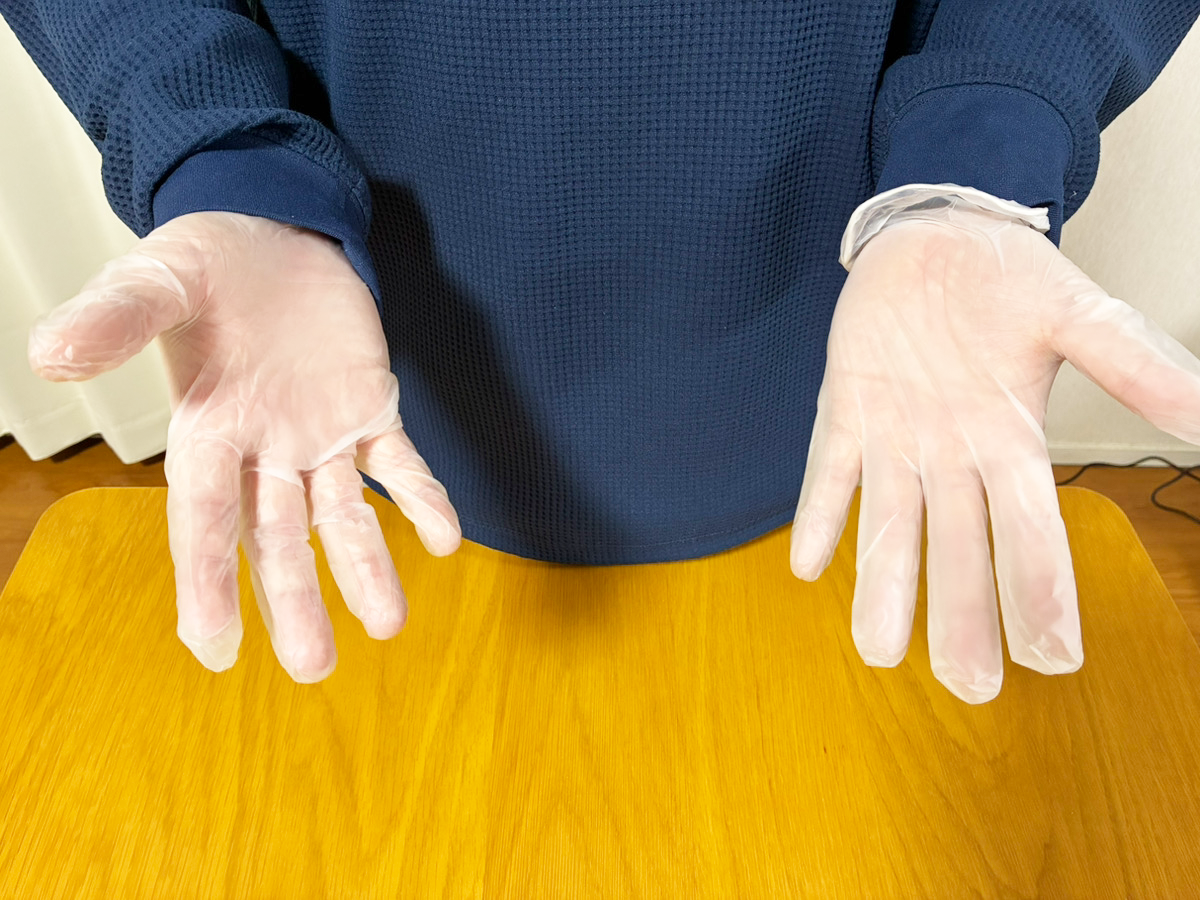 手袋をつける人の写真（撮影：grapeライフハック編集部）