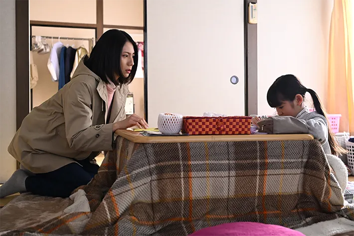 『夫に間違いありません』に出演する松下奈緒さんと磯村アメリさんが写る場面写真