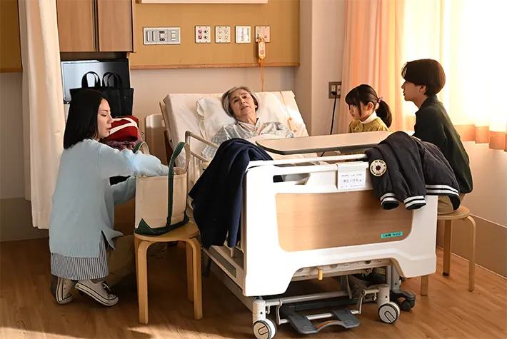 『夫に間違いありません』に出演する松下奈緒さんと朝加真由美さんが写る場面写真