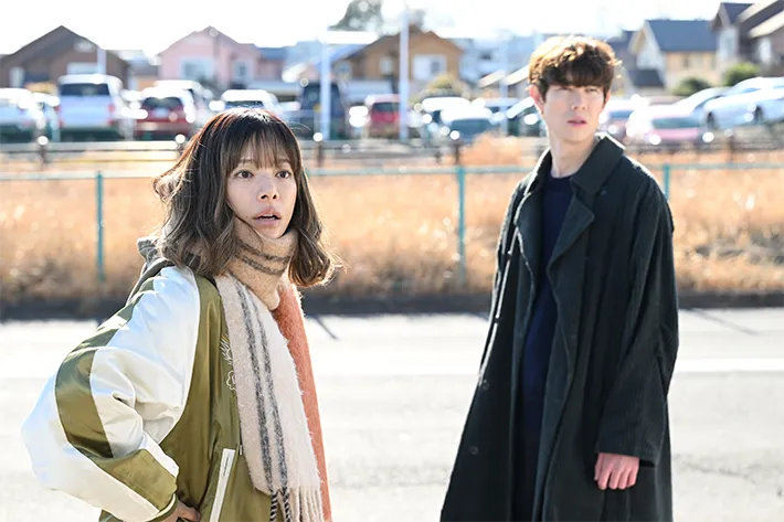 『夫に間違いありません』に出演する桜井ユキさんと宮沢氷魚さんが写る場面写真