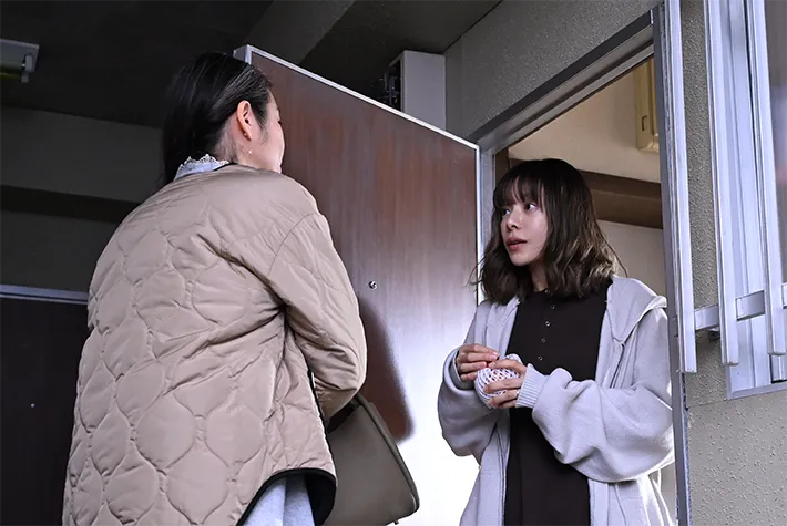 『夫に間違いありません』に出演する桜井ユキさんが写る場面写真