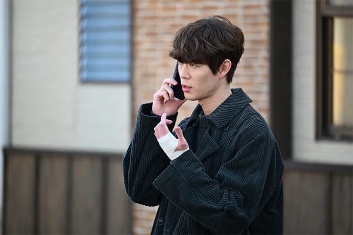 『夫に間違いありません』に出演する宮沢氷魚さんが写る場面写真