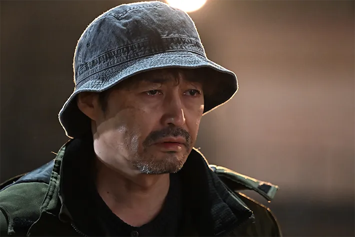 『夫に間違いありません』に出演する安田 顕さんが写る場面写真