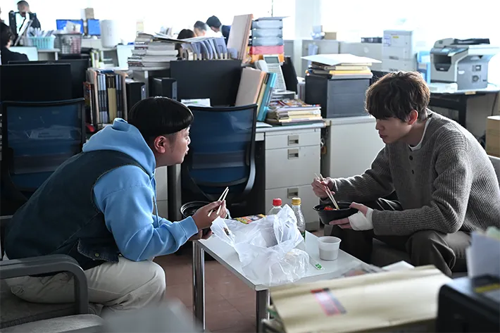 『夫に間違いありません』に出演する宮沢氷魚さんと大朏岳優さんが写る場面写真