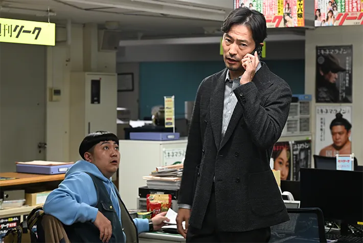 『夫に間違いありません』に出演する前川泰之さんと大朏岳優さんが写る場面写真