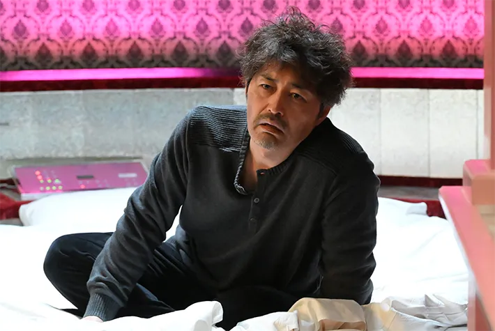 『夫に間違いありません』に出演する安田 顕さんが写る場面写真