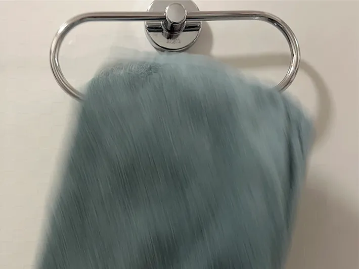 タオルが落ちる瞬間を撮影した画像（撮影：grapeライフハック編集部）