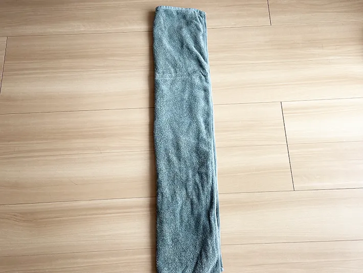 タオルを縦半分に折りたたんでいる画像（撮影：grapeライフハック編集部）