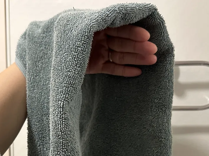 2つ折りにしたタオルを手にかけている画像（撮影：grapeライフハック編集部）