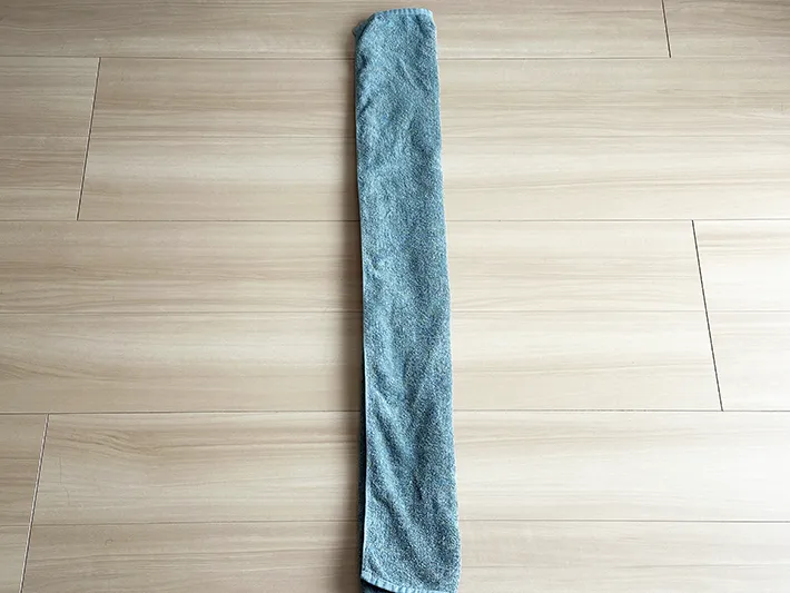 タオルを縦に3つ折りにした画像（撮影：grapeライフハック編集部）