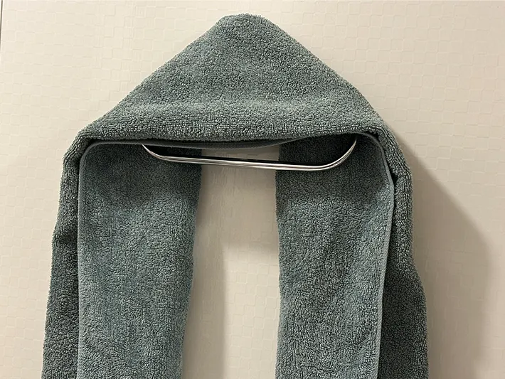 タオルの長さを均等にし、タオルハンガーにかけた画像（撮影：grapeライフハック編集部）