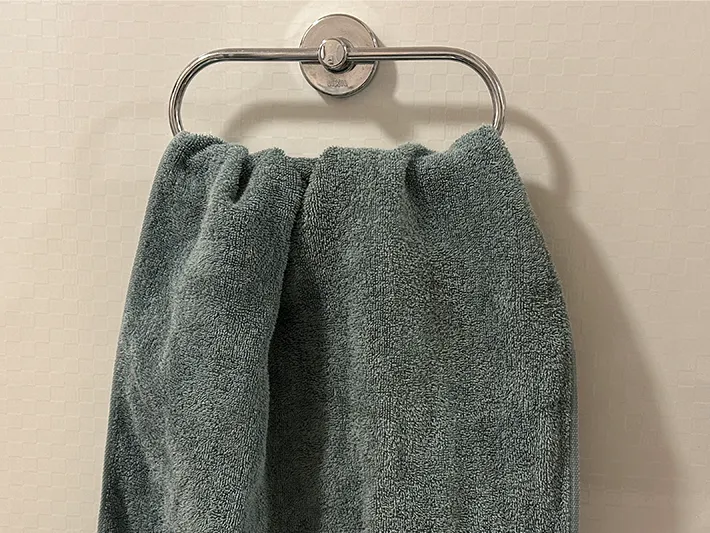 タオルを広げてかけた画像（撮影：grapeライフハック編集部）