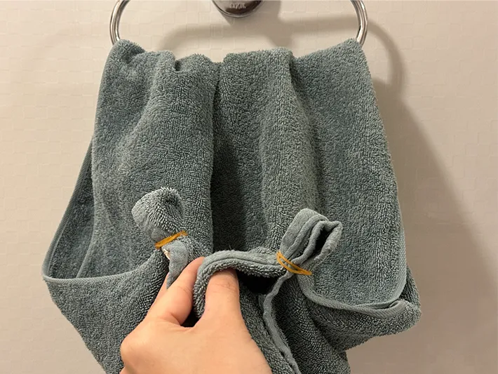 タオルの両端を輪ゴムで留めた画像（撮影：grapeライフハック編集部）