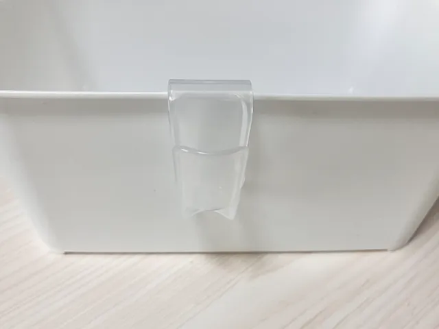 『キャンドゥ』の『薬味チューブホルダー』を収納ボックスに引っかけた状態（撮影：grapeライフハック編集部）