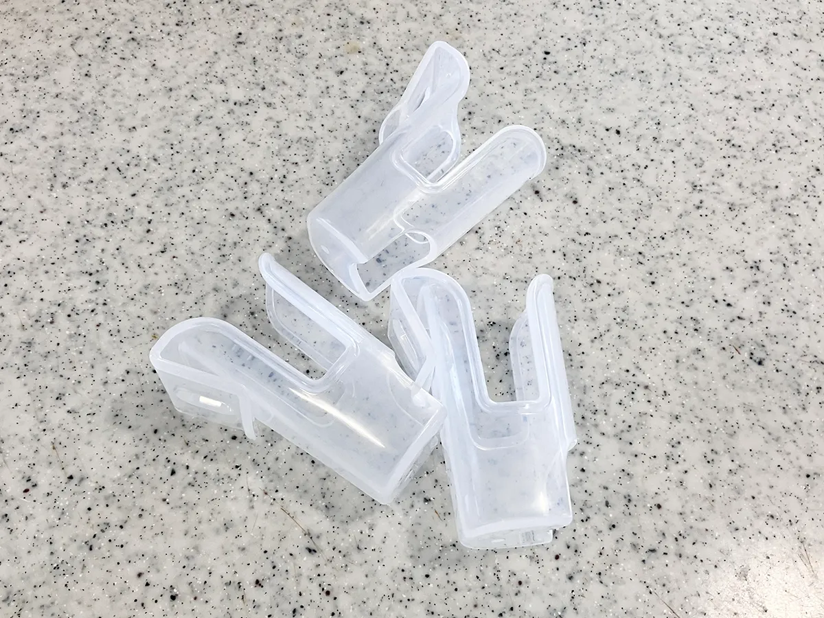 『キャンドゥ』の『薬味チューブホルダー』を置いた状態（撮影：grapeライフハック編集部）