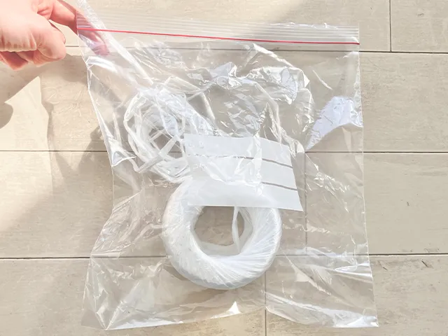 ジッパーつき保存袋にビニール紐を入れた状態（撮影：grapeライフハック編集部）