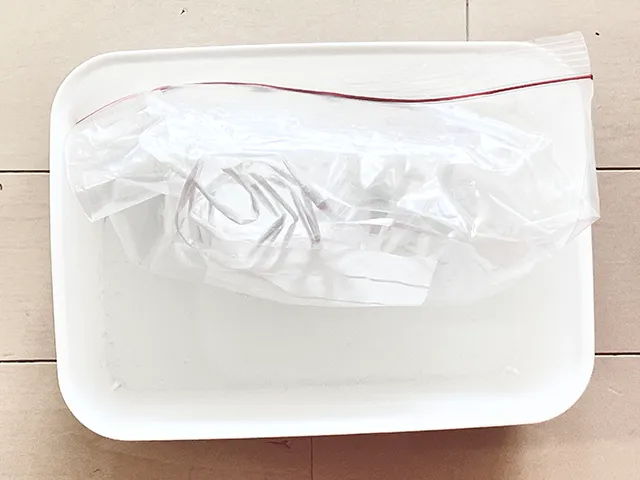 ジッパーつき保存袋にビニール紐を入れ、収納ボックスに入れた状態（撮影：grapeライフハック編集部）