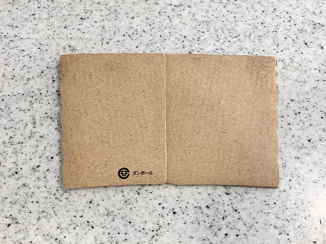 コーヒースリーブ1個をキッチンカウンターに置いている状態（撮影：grapeライフハック編集部）