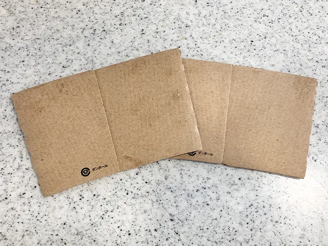 コーヒースリーブ2個をキッチンカウンターに置いている状態（撮影：grapeライフハック編集部）