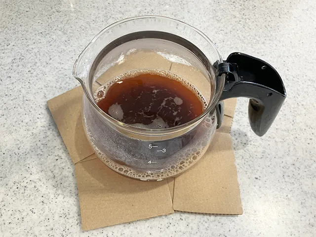 スリーブで作ったコーヒーコースター（撮影：grapeライフハック編集部）