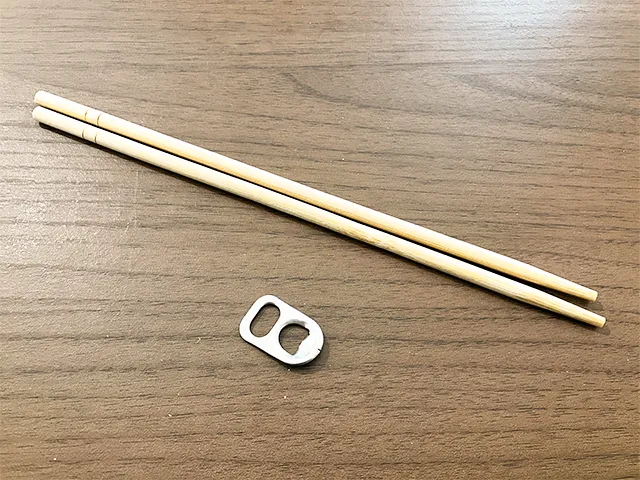 箸とプルタブを机に置いた場面（撮影：grapeライフハック編集部）